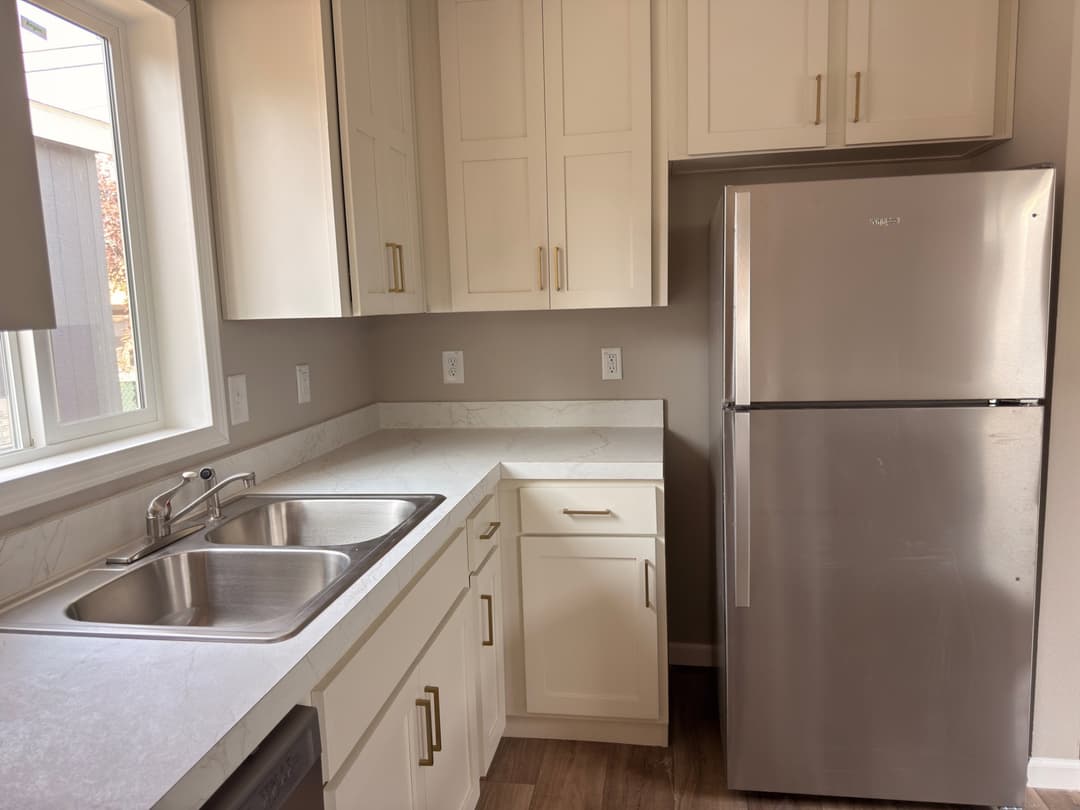Eagle 14562s interior and kitchen home features