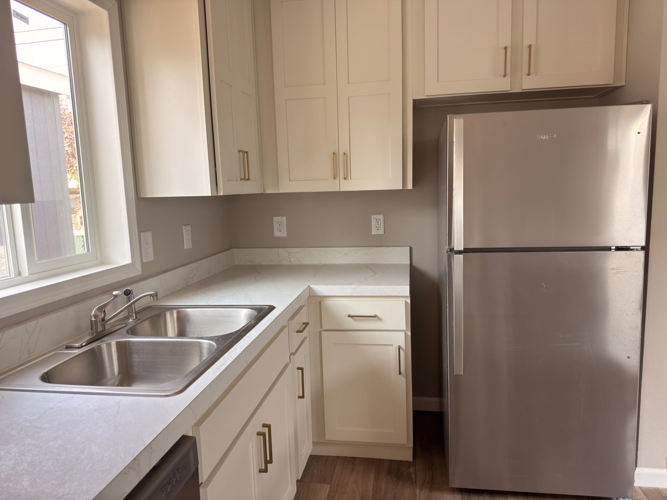 Eagle 14562s interior and kitchen home features