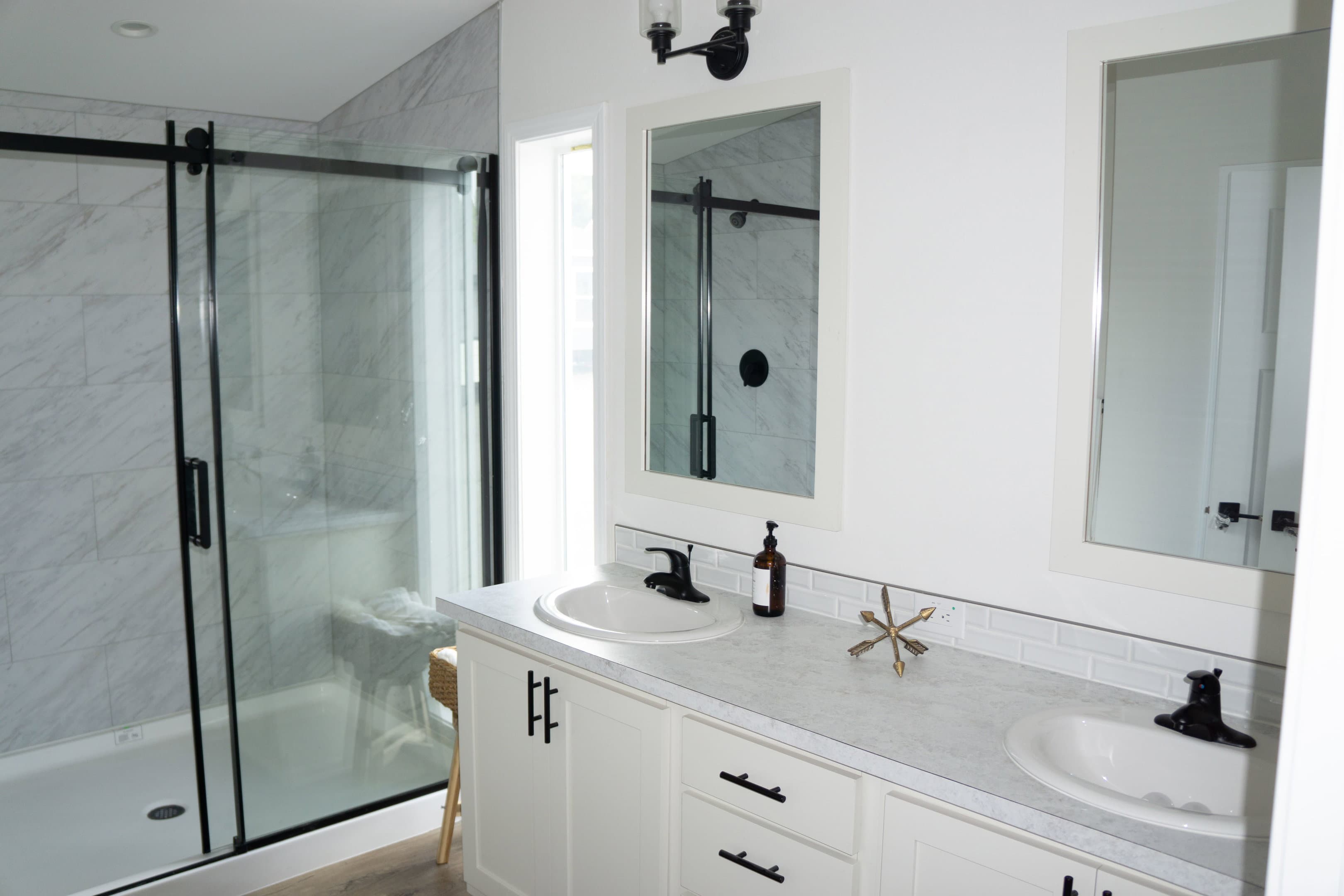 Hillcrest g865 interior and bathroom home features