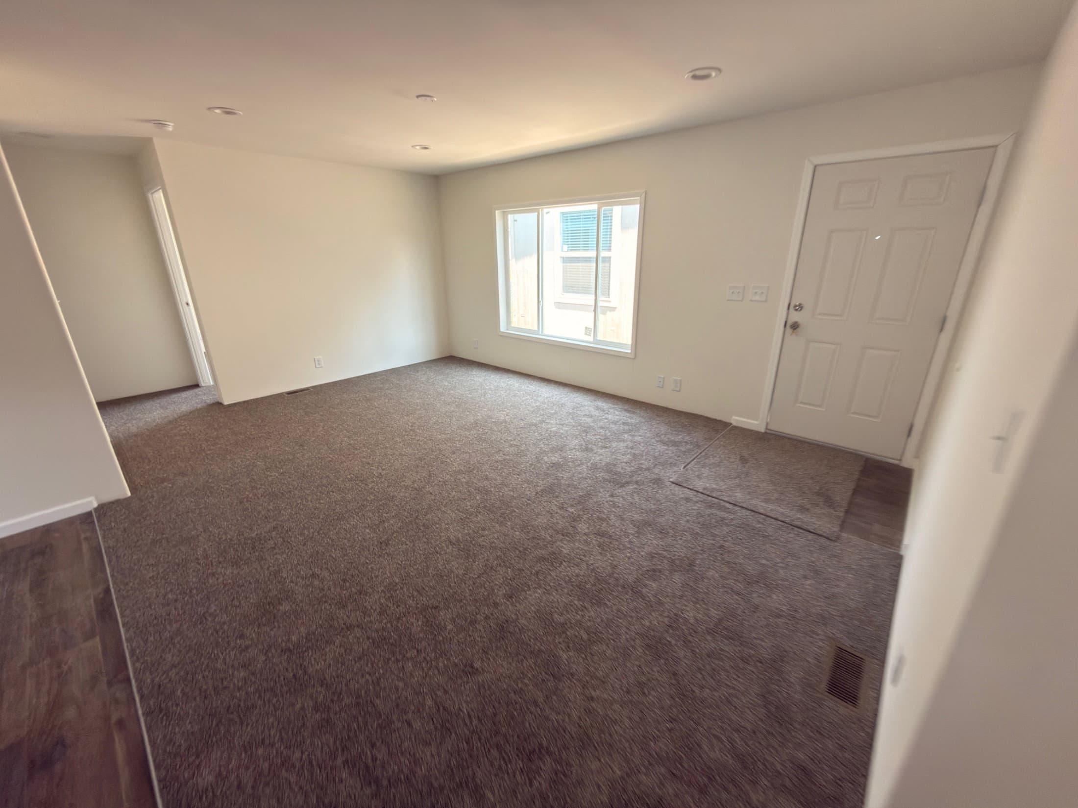 Eagle 28483c interior home features