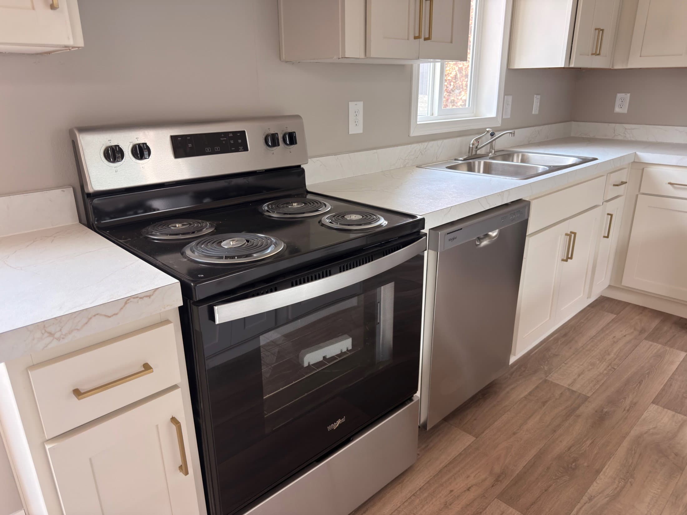 Eagle 14562s interior and kitchen home features