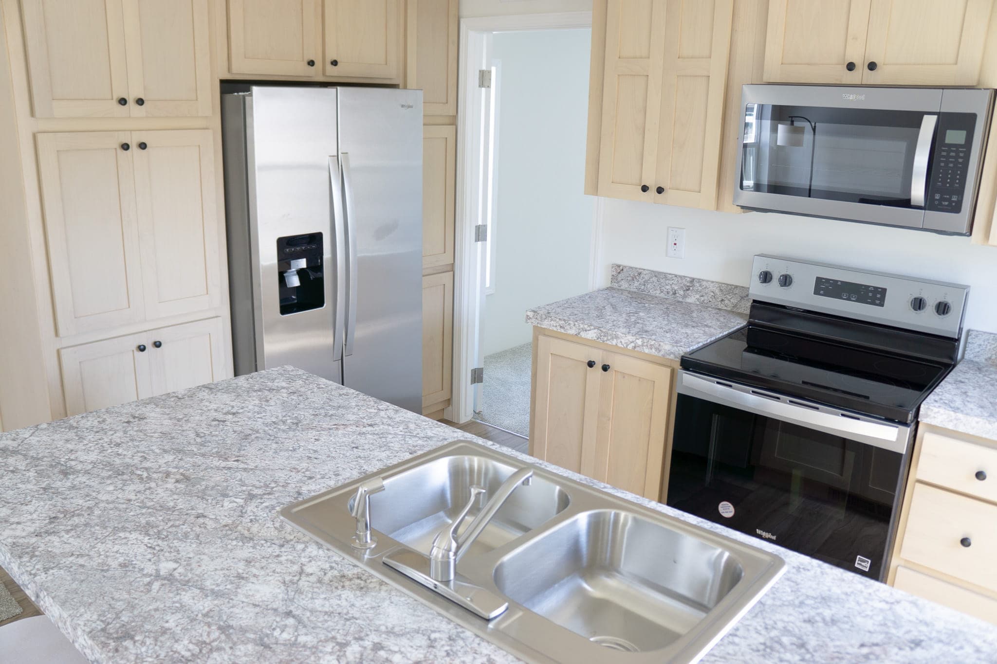 Pure 14663m interior and kitchen home features