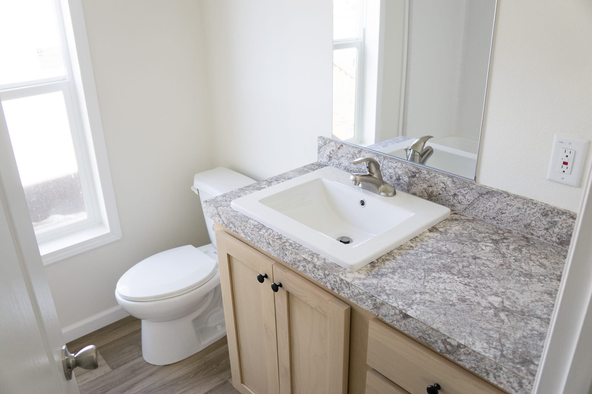 Pure 14663m interior and bathroom home features