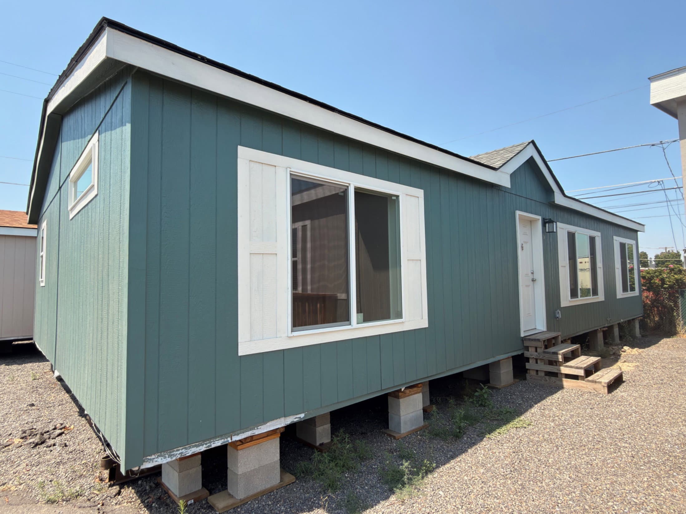 Eagle 28483c exterior and hero home features