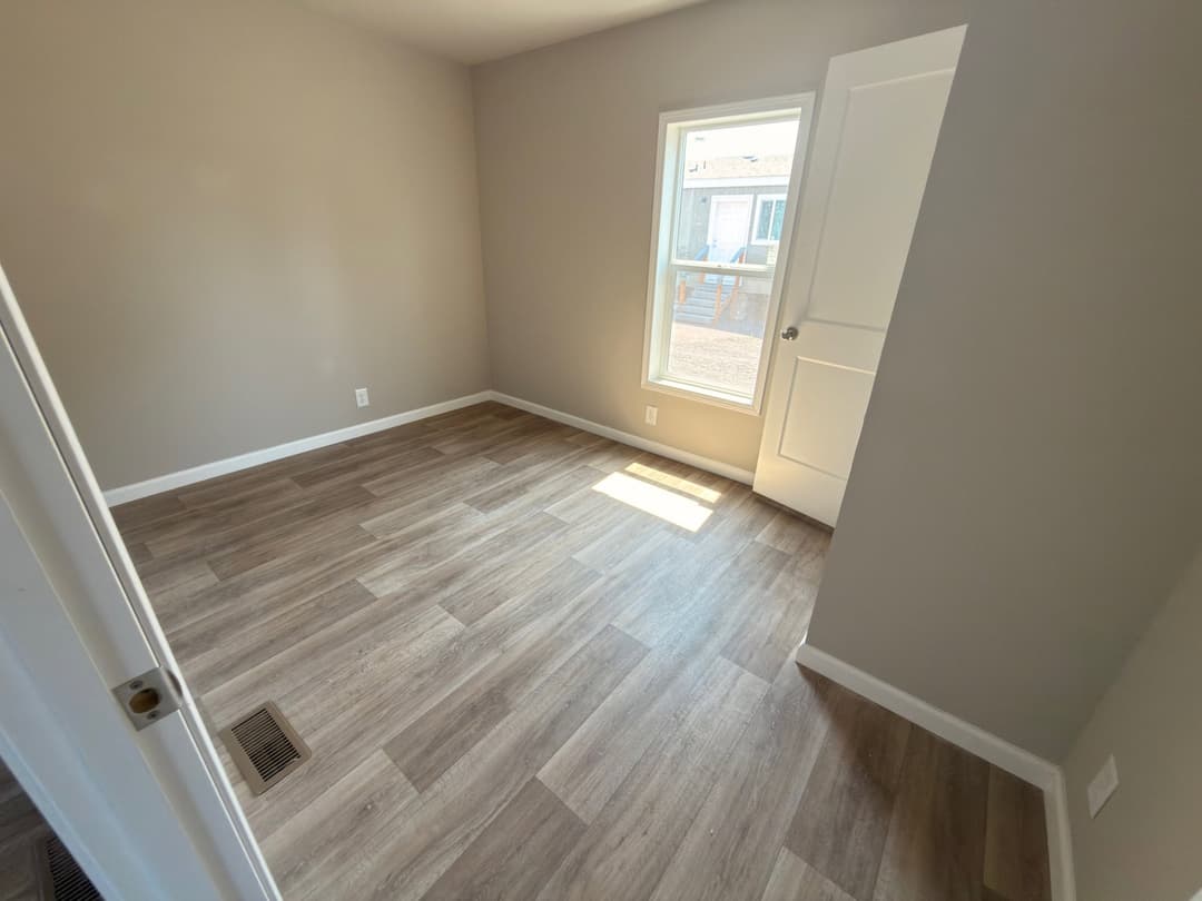 Eagle 14562s interior and bedroom home features