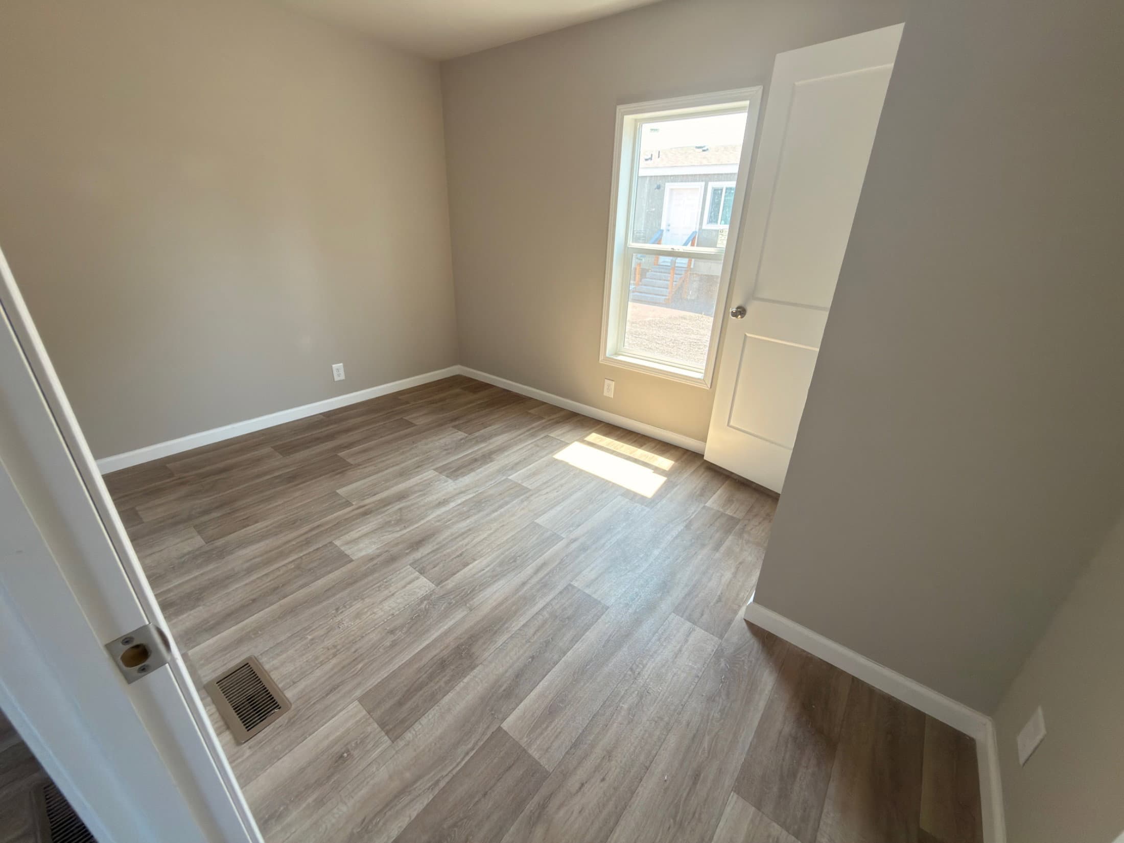 Eagle 14562s interior and bedroom home features
