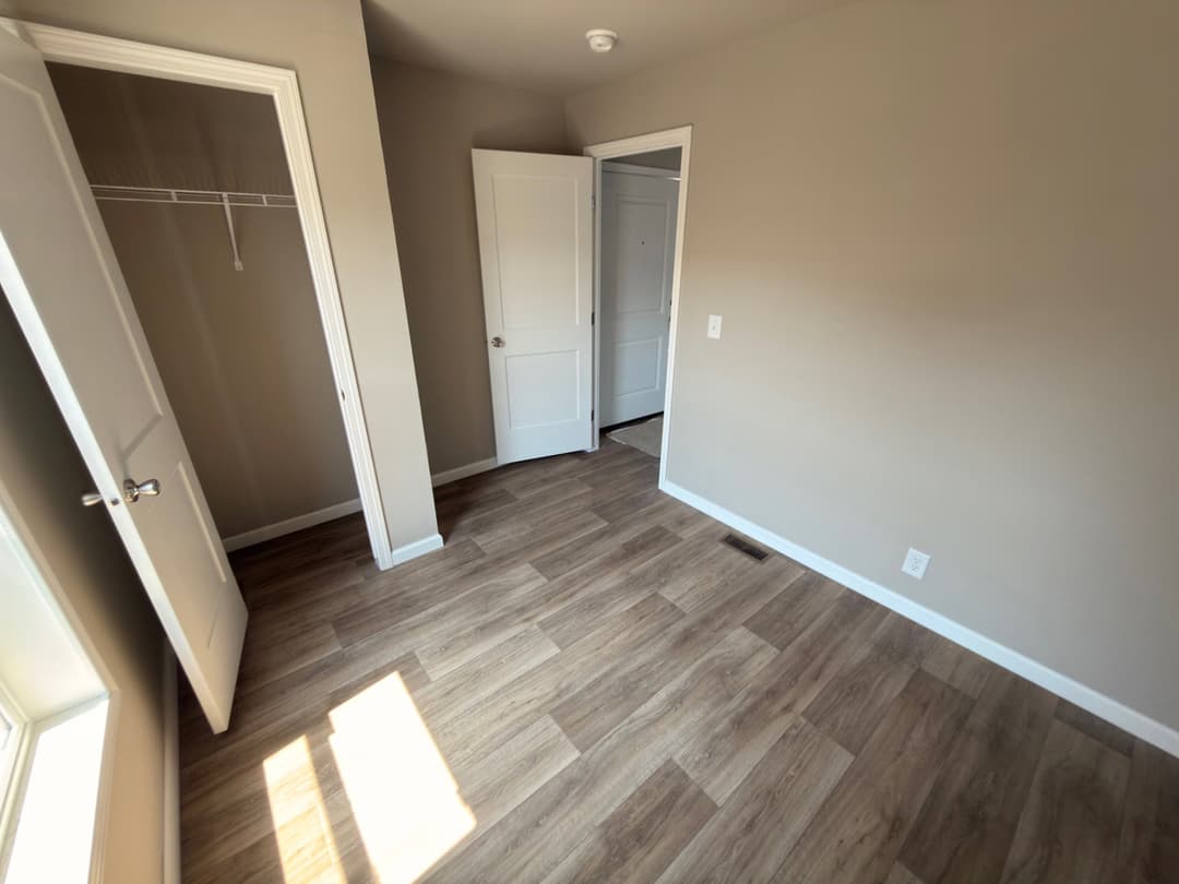 Eagle 14562s interior and bedroom home features
