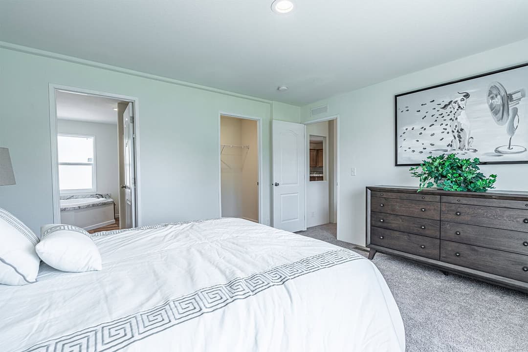 Eagle 28483s bedroom home features