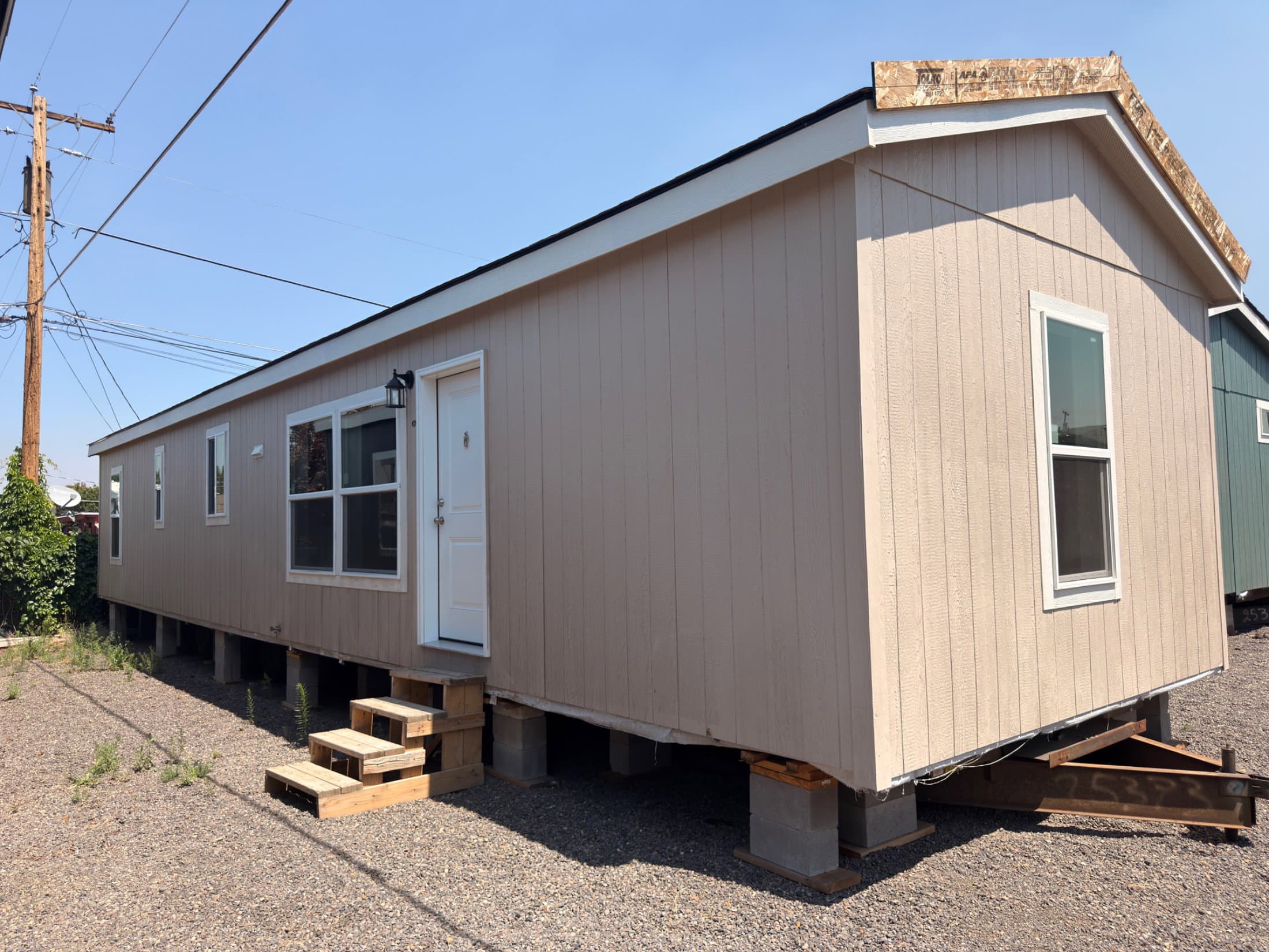 Eagle 14562s hero and exterior home features