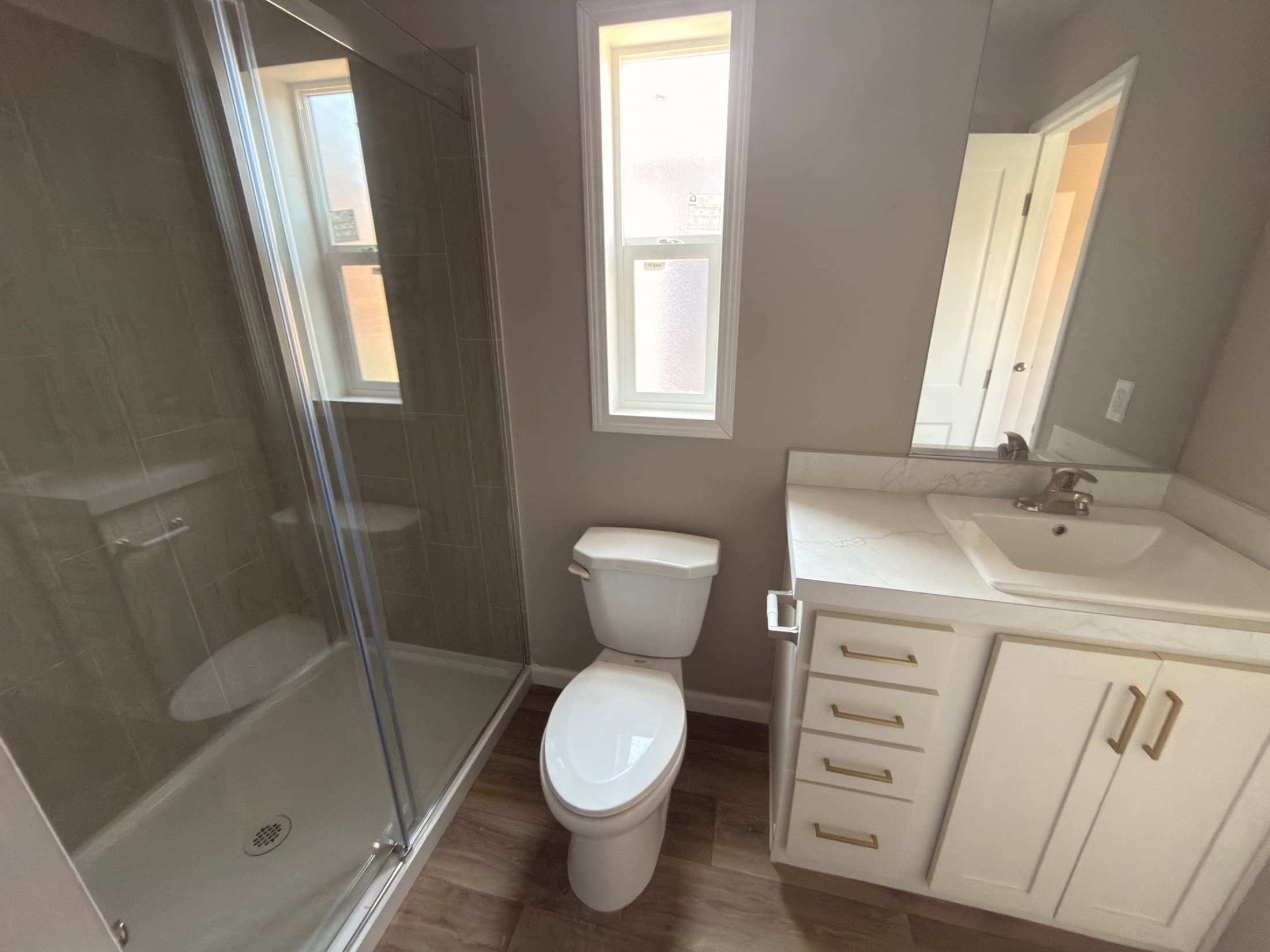 Eagle 14562s interior and bathroom home features