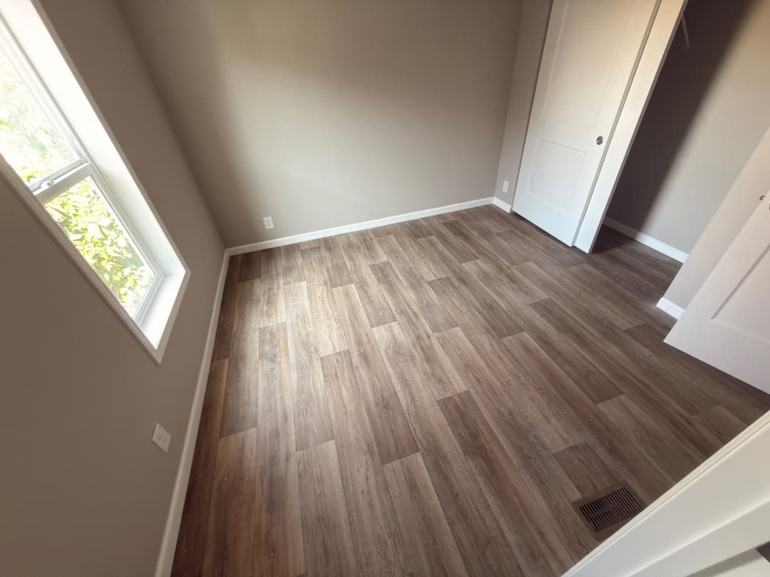 Eagle 14562s interior and bedroom home features