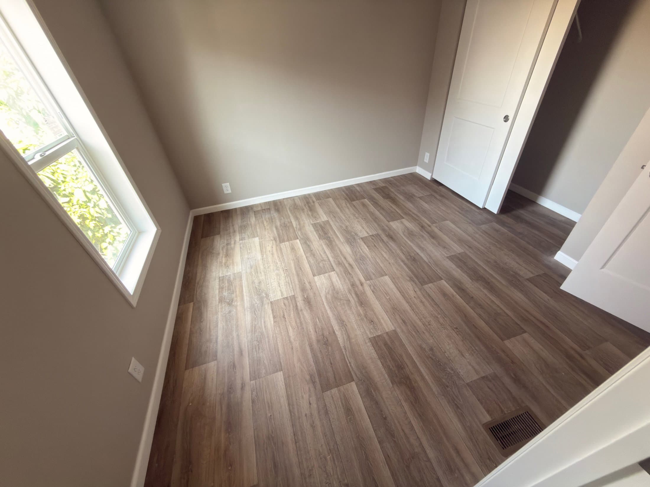 Eagle 14562s interior and bedroom home features
