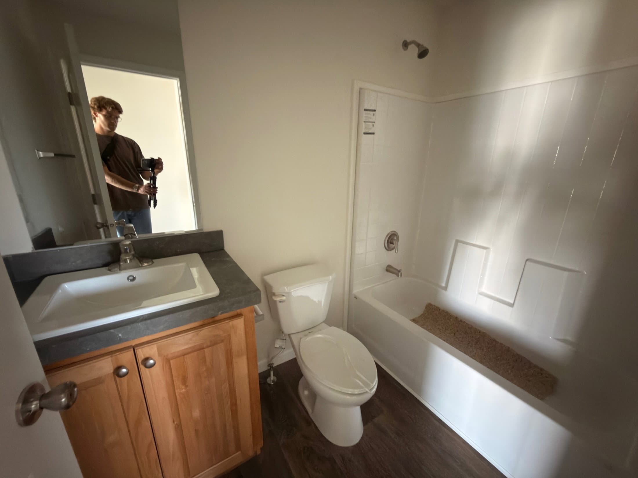 Eagle 28483c interior and bathroom home features
