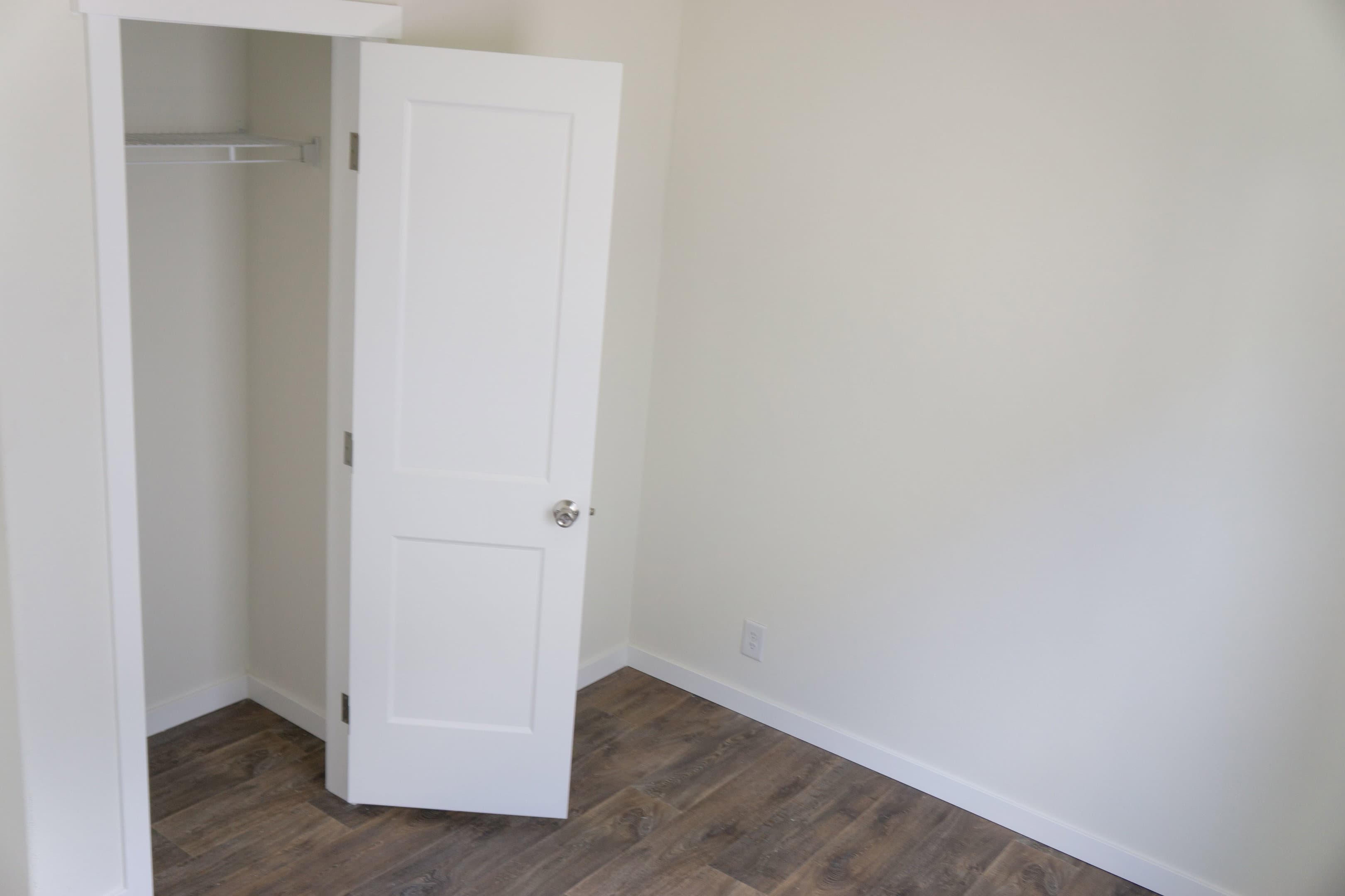 Evergreen 24403e interior and bedroom home features