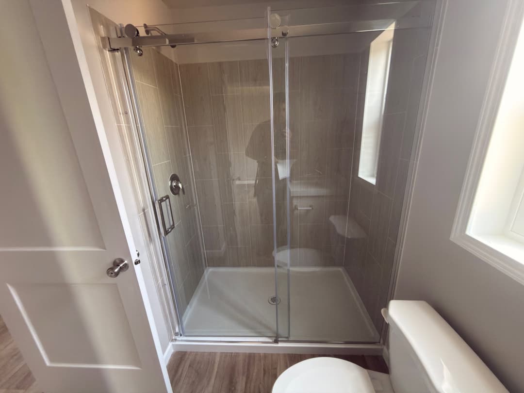 Eagle 14562s interior and bathroom home features