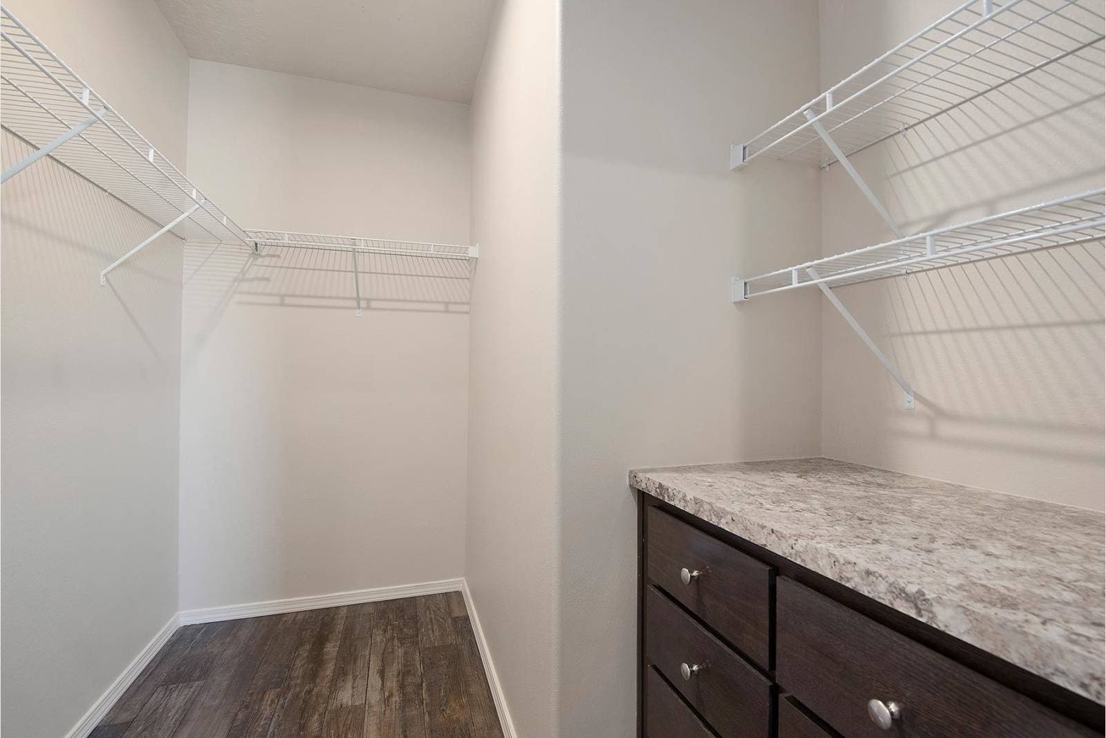 Dreamworks dw4483b interior home features