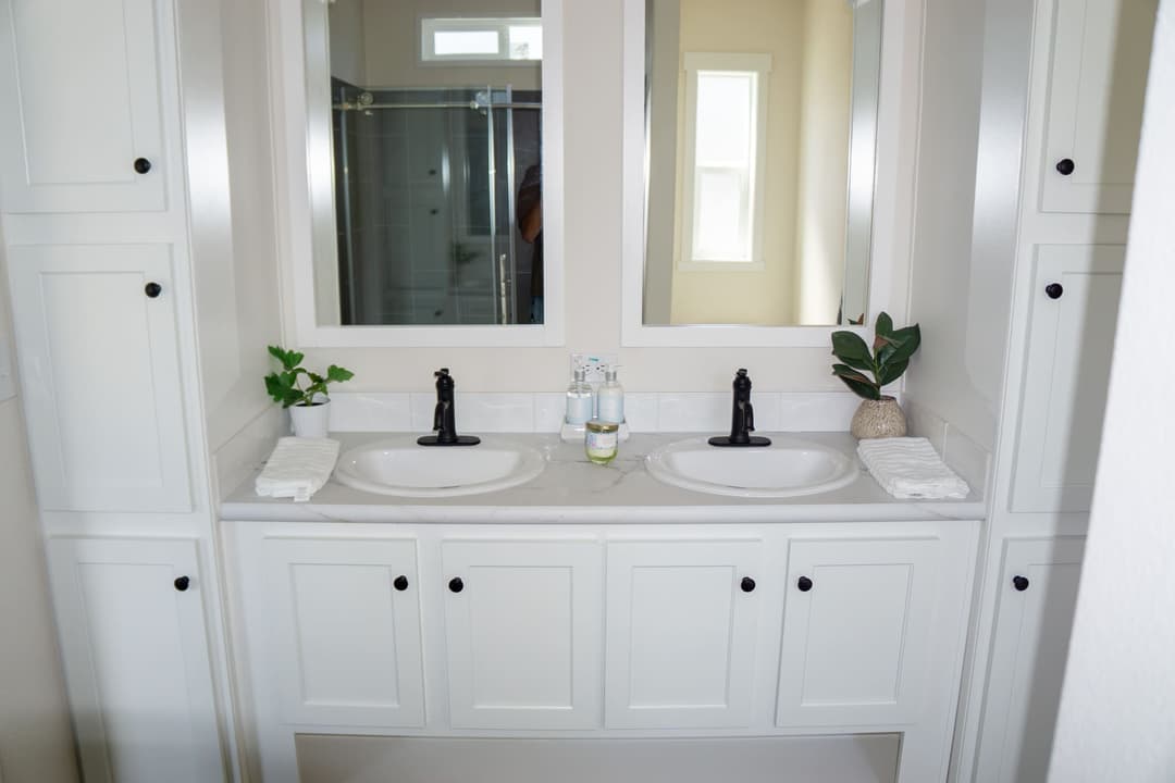 The opal (28483f) interior and bathroom home features