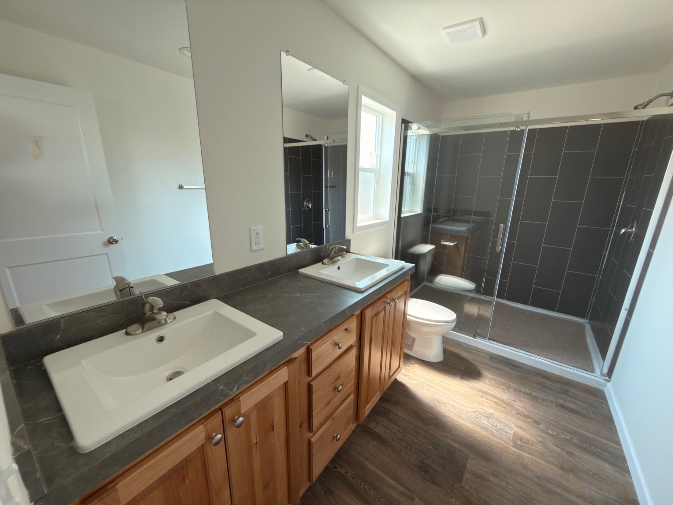 Eagle 28483c interior and bathroom home features